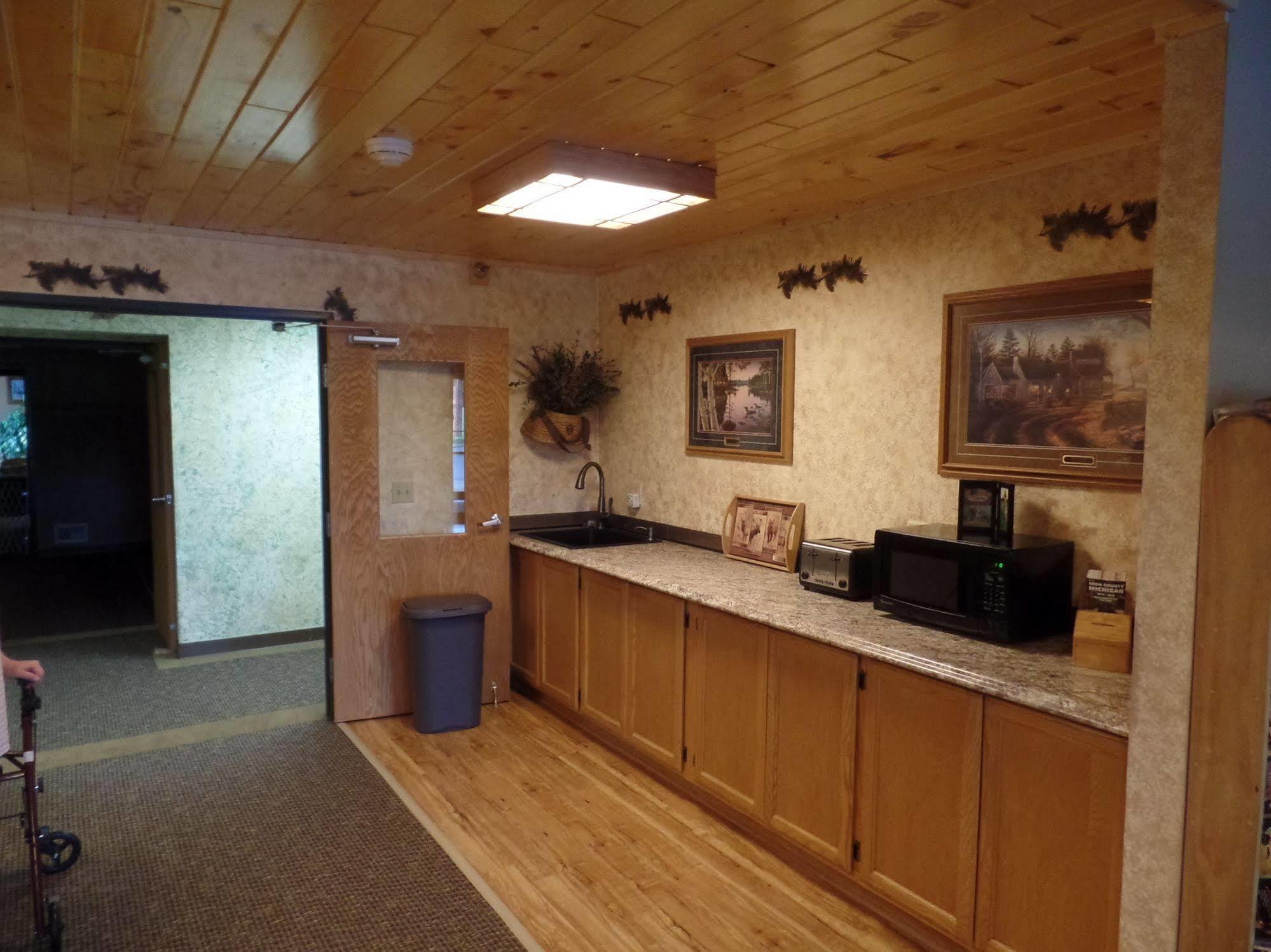 Chicaugon Lake Inn Gaastra Exterior photo