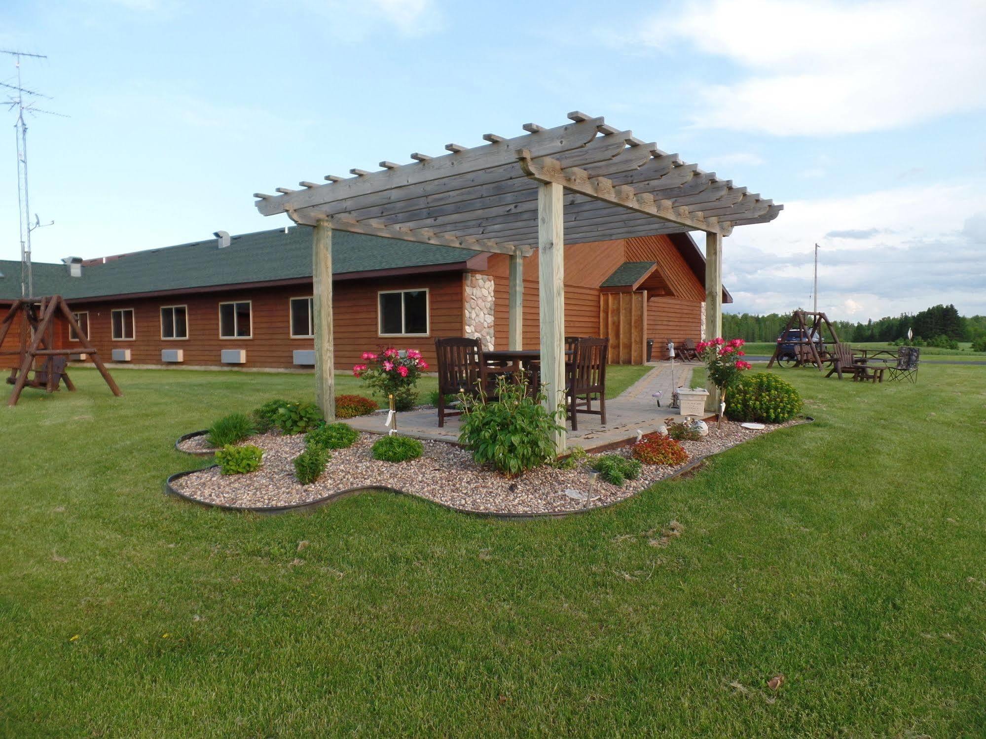 Chicaugon Lake Inn Gaastra Exterior photo
